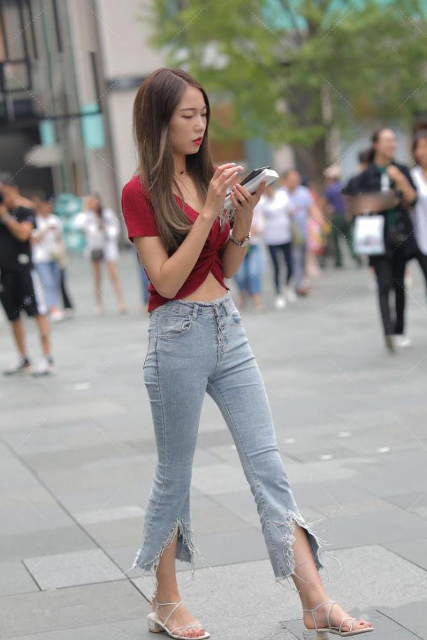 洒脱|美女一件枣红色的T恤搭一条浅色牛仔裤,展现出几分飘逸洒脱的美