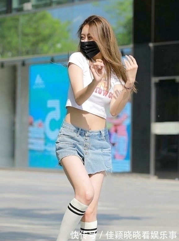 闲适感 现在的美女穿衣真大胆,不失闲适感,提升了活力感!