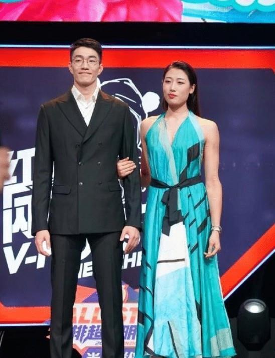 漏背装|中国女排美女如云,刘晏含漏背装刷新网友认知,这也太大胆了