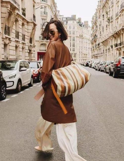 ?女人到了中年，这才是你该有的穿搭：大衣+阔腿裤，时髦又减龄