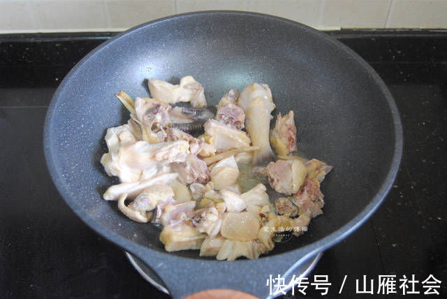 米酒|炖鸡汤时,不要直接下锅炖,多加这一步,鸡汤鲜味十足,好喝不腻