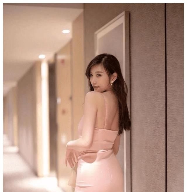 粉红色 长发美女,穿粉色吊带裙搭白色小高跟,背影太迷人!