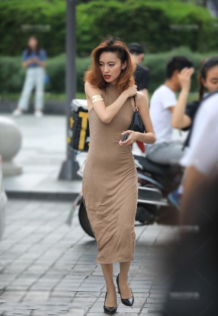 蕾丝|美女街拍:自信大方的小姐姐,飘逸薄纱上衣优雅又精致