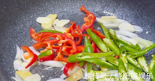 江一舟|炒丝瓜时，先放油就错了，教你饭店做法，丝瓜滑嫩不出水不发黄