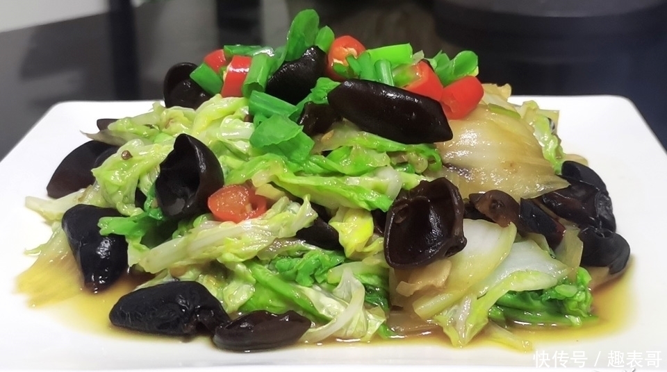 黑木耳|晚餐,最近爱上这道家常菜,酸辣爽口,隔天吃1次,肚子平肤色好