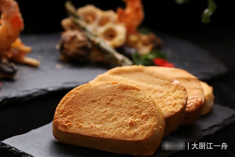 炸馒头片|炸馒头片不要直接裹蛋液，多加1步，馒头片外酥里嫩，吃着不油腻