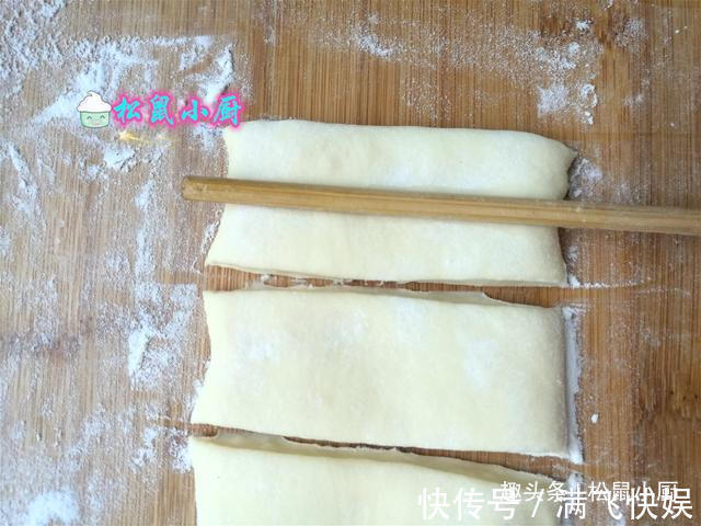 炸油条用酵母、泡打粉全错!油条店老板教你正确做法,金黄酥脆