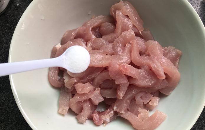 炸酥肉时,掌握好“调面糊”方法,出锅后又酥又香,比买的实惠