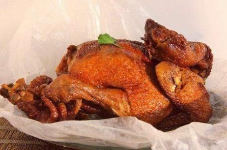  不用一滴水的烧鸡，腌30分钟扔进电饭锅，喷香软烂肉嫩还多汁