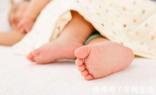 宝宝|宝宝走路不用教,你的好心可能办坏事,越教对娃伤害越大