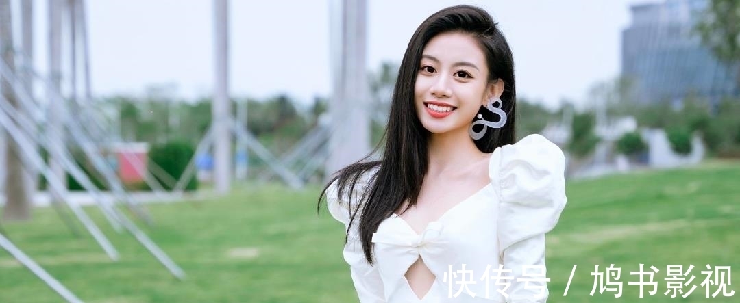 好声音结束后,李克勤晒与陈慧娴、周慧敏合影,不忘介绍伍珂玥