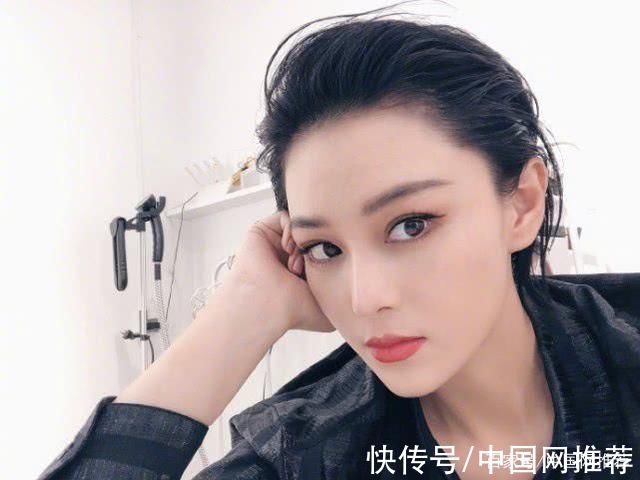 红烧肉|张馨予晒工作间隙吃饭视频，表示愿意花钱买吃不胖体质