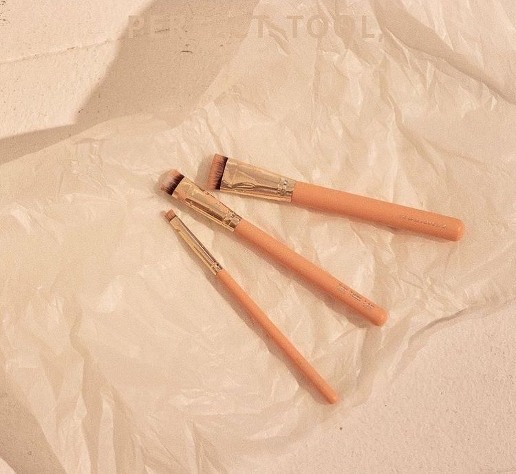 新手超简单“眼影配色”推荐，奶茶色眼影画法教学，自然消肿