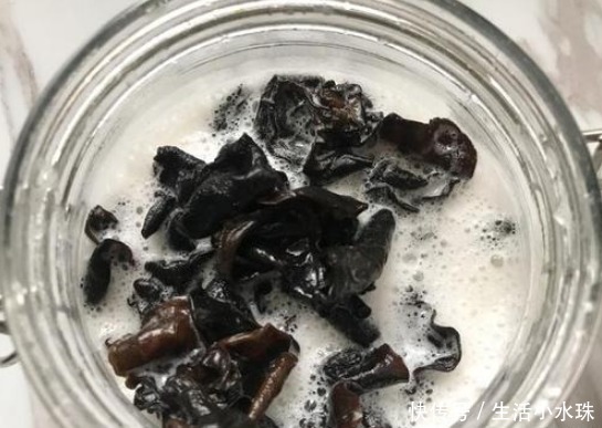 泡木耳,不要直接用清水泡,多加1样,3分钟就能泡发,既快还干净