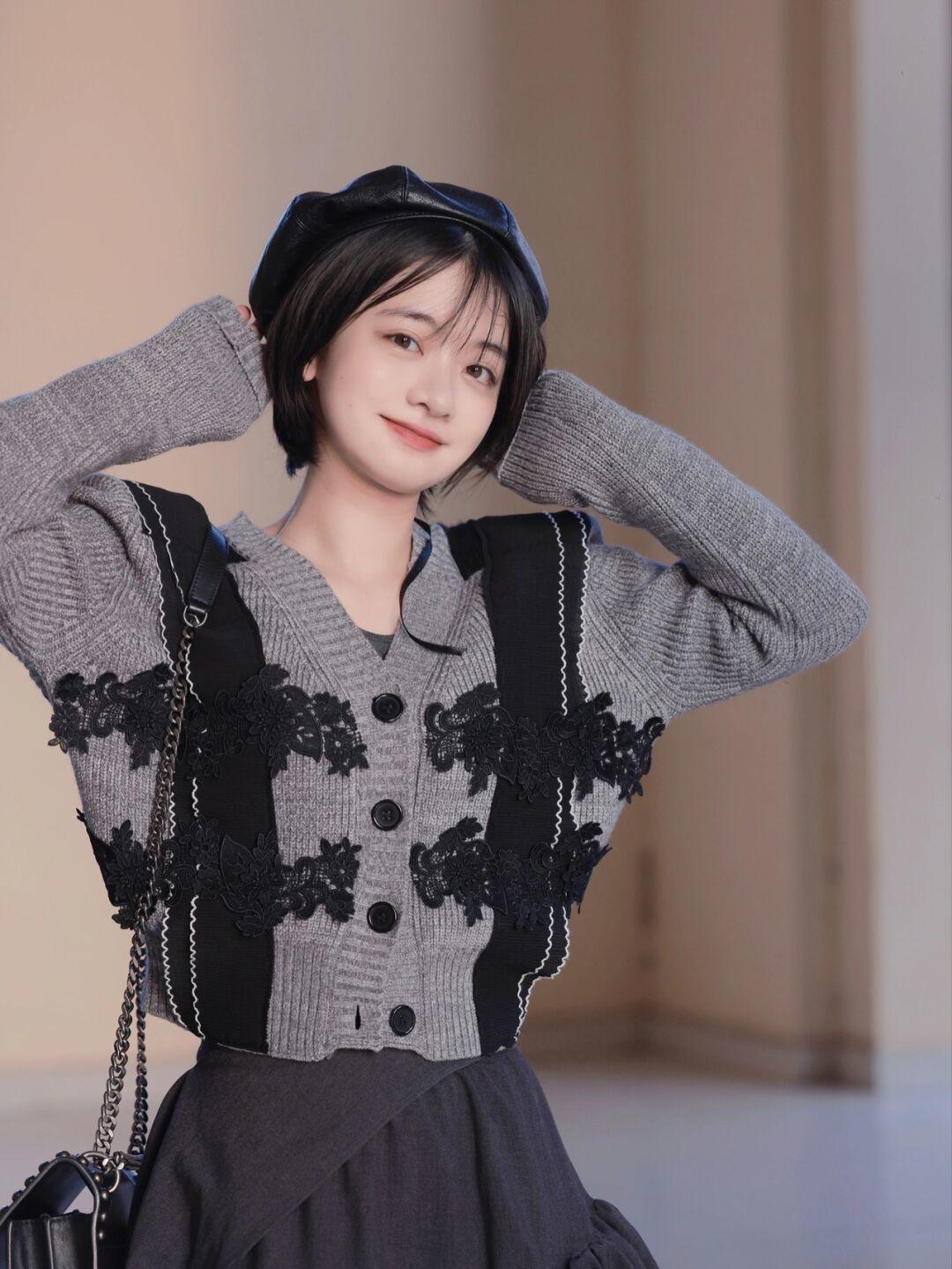 秋天|秋天也可以把裙子穿得很美,蓝色针织衫搭配吊带裙,气质又优雅