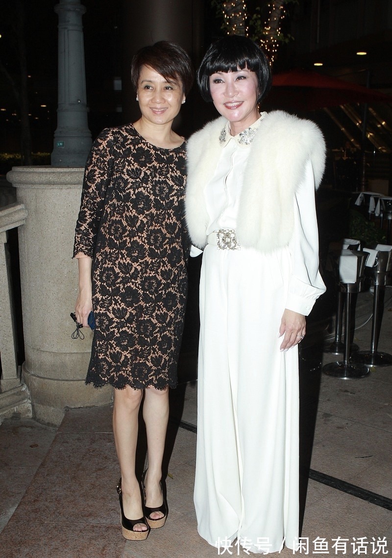 时髦|赌王四太越老越时髦,红裙叠穿红裤优雅高级,肩披皮草贵妇范十足