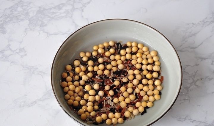 明天早上就喝它!一种豆浆四样料,味道清甜特别香,喝一周也不腻