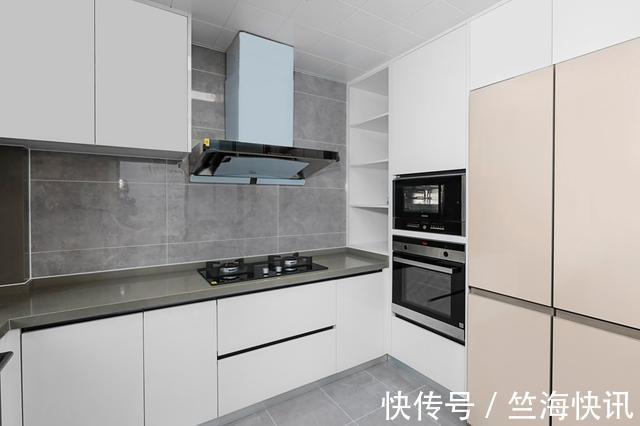 背景墙|妻子灵机一动,非要在厨房两侧打柜子,起初不解,完工才知太高明