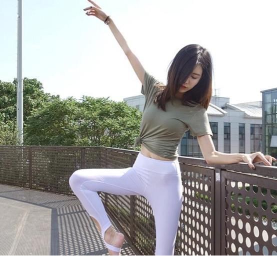 成熟|街拍性感凹凸的紧身打底裤美女,散发出满满的成熟女人味