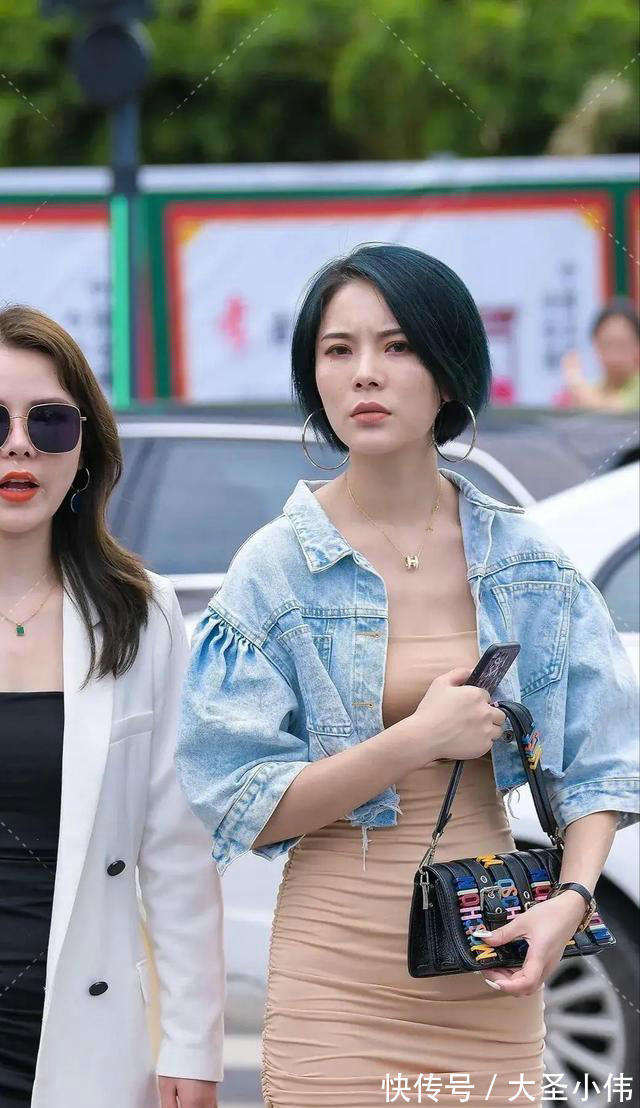 大长腿|美女街拍:青春朝气的连衣裙装扮更显别样的韵味,显得美腿修长,简约干练