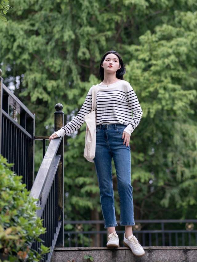 牛仔裤|想要搭配出氛围感其实很简单,条纹衫配牛仔裤简约利落,高级时髦