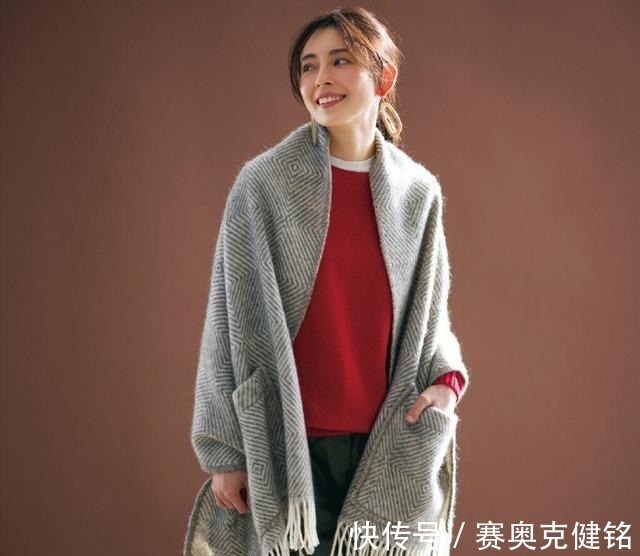 搭配 建议中年女性别穿大红大紫!学会“暖色系”穿搭,今秋这样穿气质