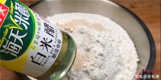 和面时,别只会加酵母,只要滴一滴,8分钟快速满盆又白又香软!