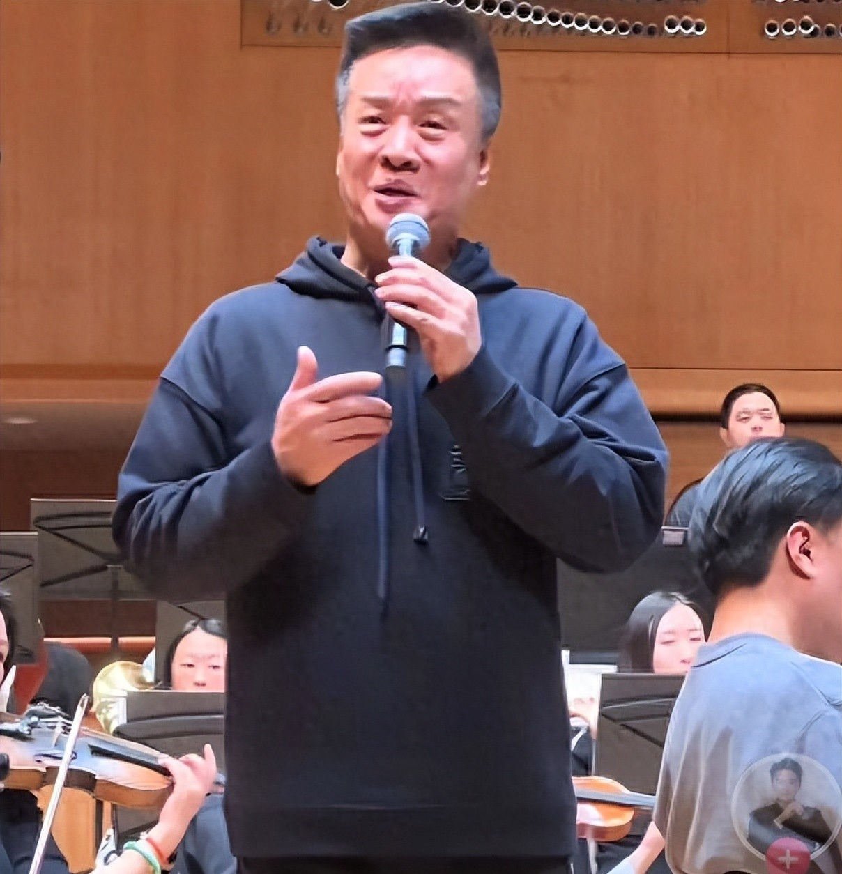 回顾阎维文:穿7000元一件的卫衣,开辅导班圈钱,老艺术家也塌房 - 360娱乐,你开心就好