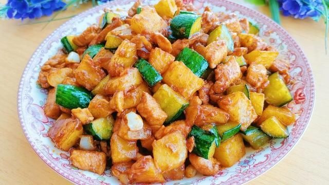 小米辣|夏日的黄瓜这样做，好吃下饭，美容又健康，吃了还想吃的下饭菜
