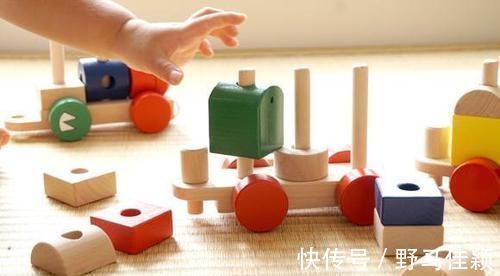 儿子|儿子看见玩具不撒手,宝妈不骂不打宝宝却乖乖听话,店主都点赞