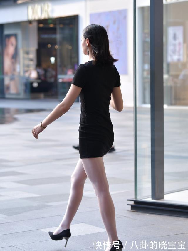 高跟鞋|配上v领口的透明高跟鞋，简约而不失设计感