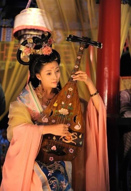 有人|此妃得宠后，有人冒死在朝门写下八个字，诉说百姓的忧虑