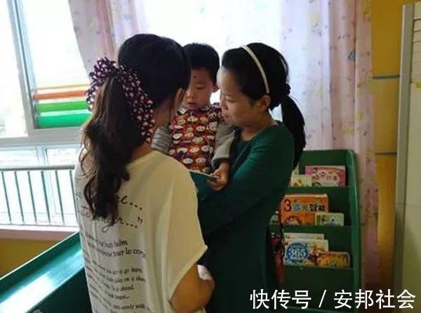 幼儿园老师|幼儿园老师不喜欢的3种“接娃方式”，不会明说，但家长要知道