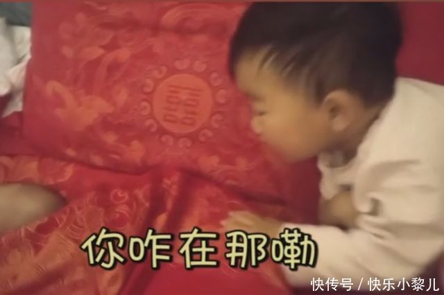 掀开|姐姐耐心哄小妹睡觉，宝妈掀开被子后愣住，网友：这是拍了个空气