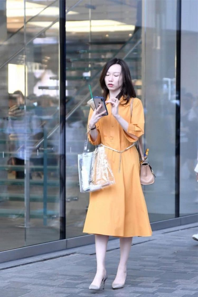 风情|美女街拍：时髦个性的紧身牛仔裤小姐姐，散发出时尚风情