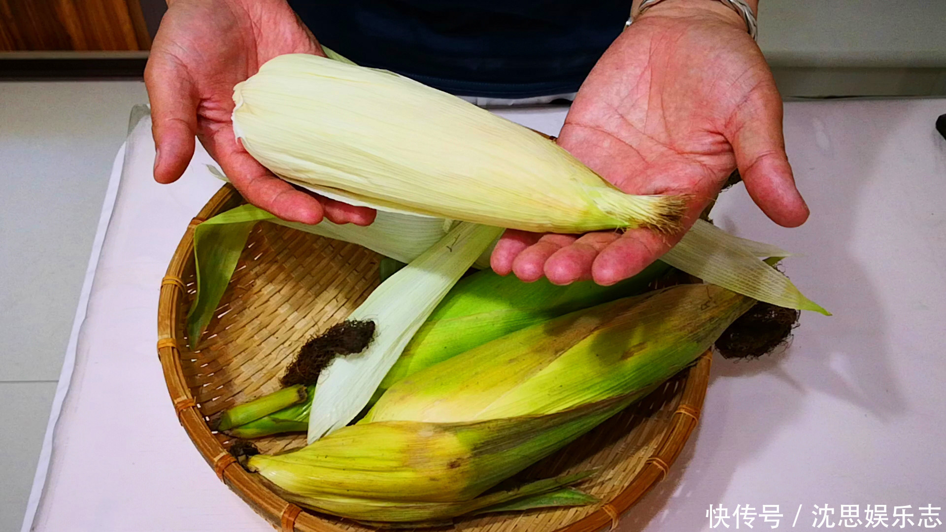  下锅|煮玉米时，最忌直接下锅就煮，多加1步，玉米香嫩清甜，超好吃！