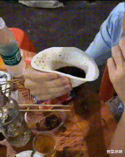 脑洞|“为什么瓷勺上面有个洞?这个洞有什么用啊?”哈哈哈哈网友们的脑洞太大了