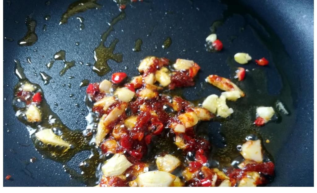 蒜蓉炒空心菜|炒空心菜别焯水，学会餐馆的做法，多加2物，爽脆入味不发黑