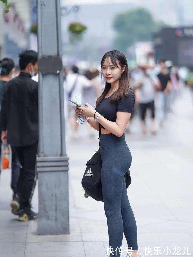 胸大 鲜艳色调的打底裤穿搭,着装就要选择时髦一点的,气质提升