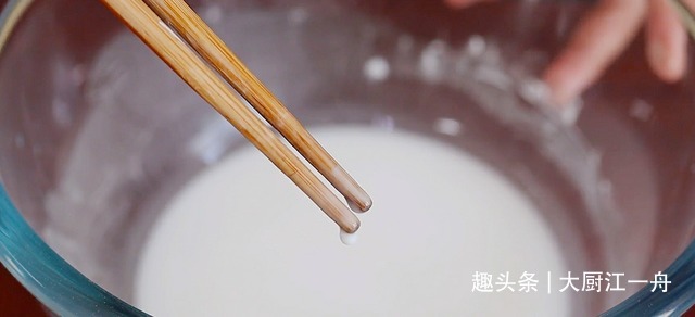 做凉粉时,只用淀粉和水就能做,详细步骤教给你,Q弹爽滑不断裂