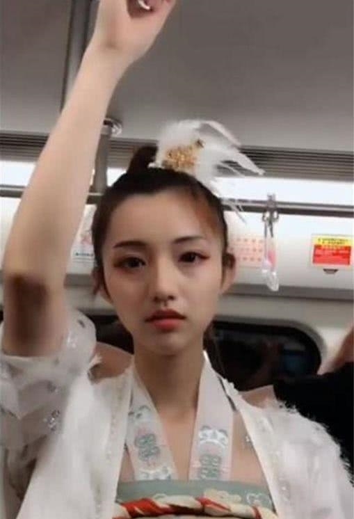没想到|地铁上有位汉服美女,男孩想拍下来,没想到咔嚓一声吓坏小姐姐