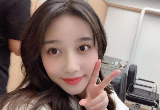 她原是《非誠勿擾》的觀眾,因長得美被星探發(fā)掘,搖身一變成演員