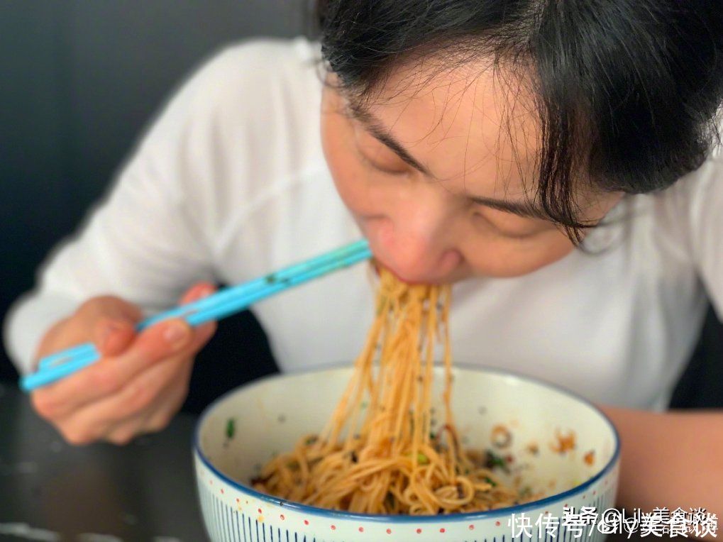 黄磊老师|黄磊晒自家晚餐，丰盛接地气，引近5万网友点赞，网友：想去蹭饭