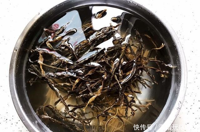  鲜豆角|干豆角怎么吃教你炖肉贴秋膘，豆角吸满了汤汁，混着米饭太香了