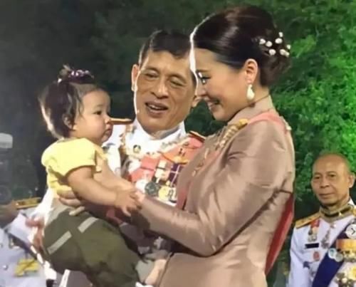 苏提达王后|42岁苏提达是好母亲将小女孩高高举起，担心被奢华腰封划伤