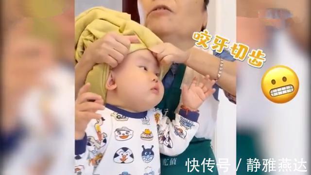 小时候|萌娃脱衣服被拽出“双眼皮”火了,网友:像极我小时候,太心酸了