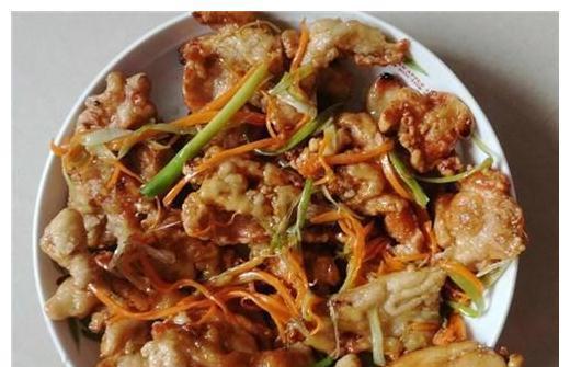 它是地道东北名菜,色泽金黄,口味酸甜,用来宴客很有面子!