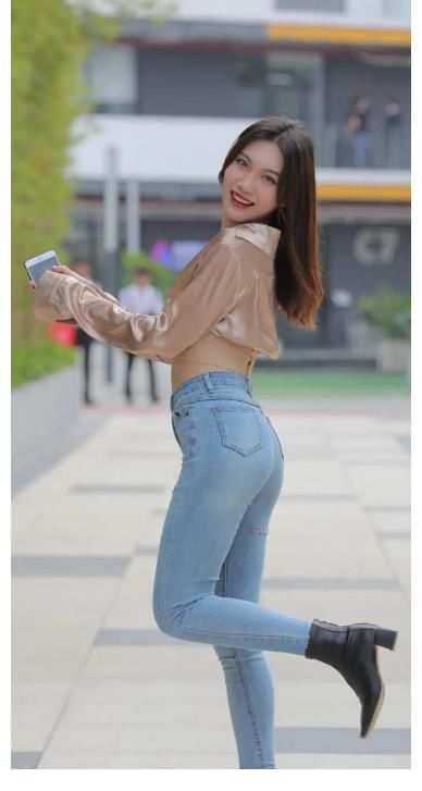 紧身牛仔裤|露脐上衣搭配牛仔裤，时尚优雅，黑色马丁靴，霸气性感