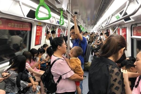 坐车|宝妈带女儿坐车被骂没教养,女儿的一番话,乘客们羞红了脸