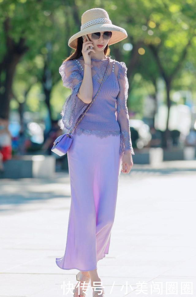 小姐姐紫色裙子,搭配粗跟凉拖鞋,戴草帽尽显高贵典雅